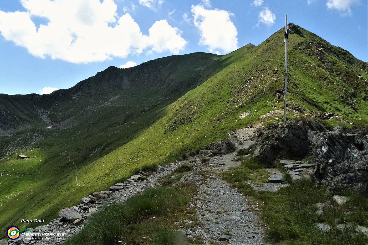 68 La grande croce del Passo di Tartano (2108 m) con vista verso versante est di Cima di Lemma.JPG